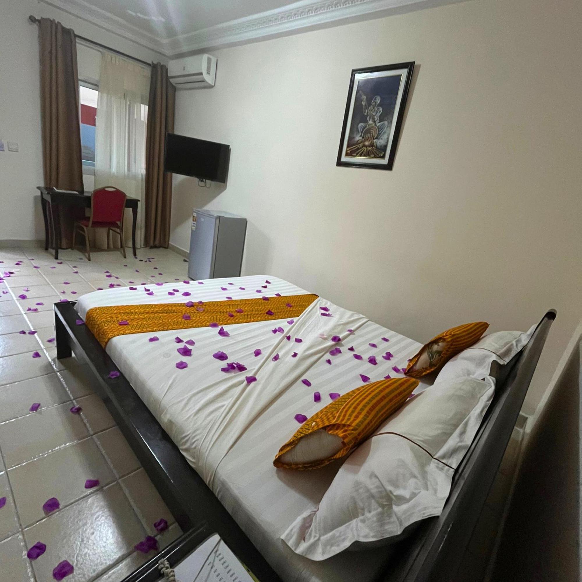 Cypa Hotel Abidjan Extérieur photo