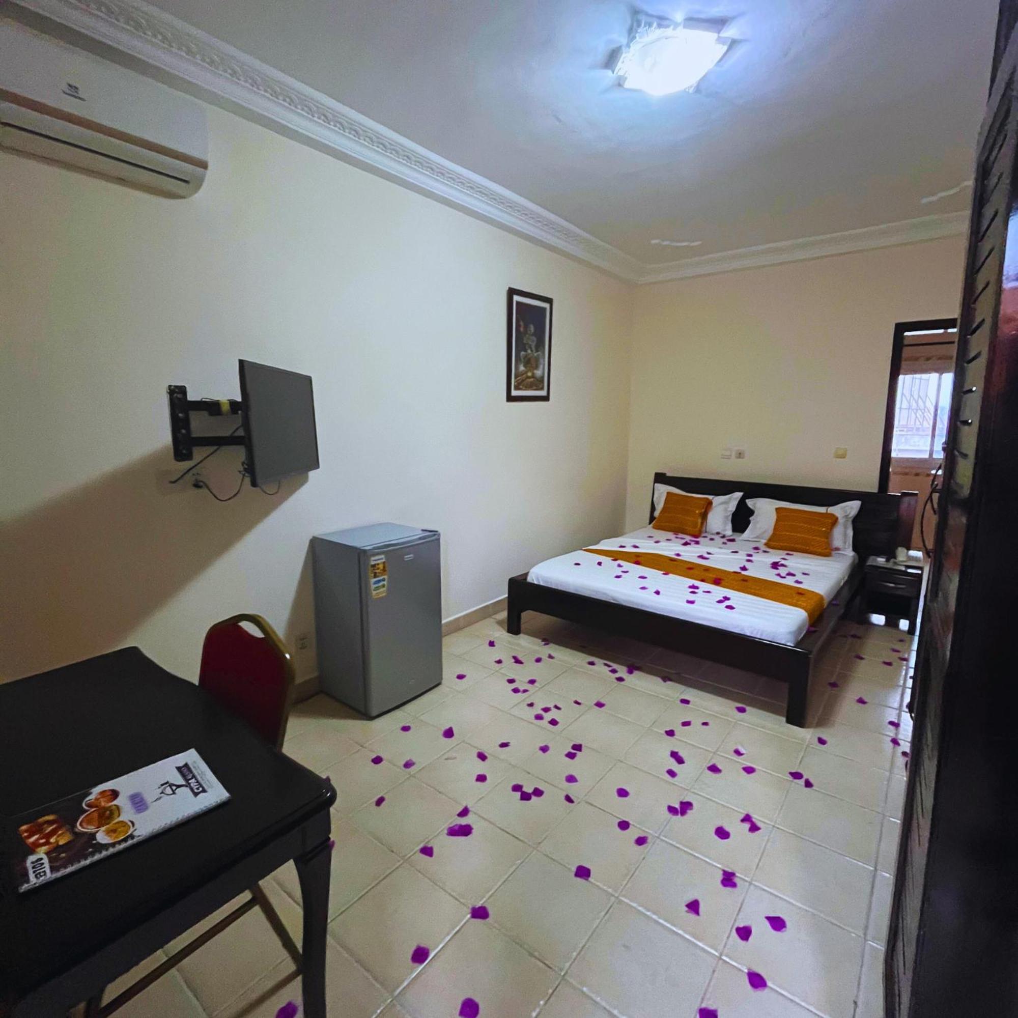 Cypa Hotel Abidjan Extérieur photo